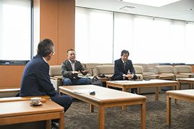 浅野市長に、「DXセレクション2025」の選定を報告する樋口徳室・株式会社樋口製作所代表取締役社長