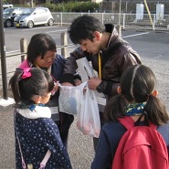 手作りのお土産を手渡し