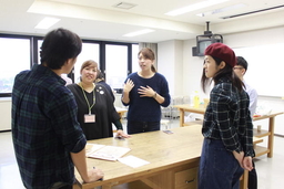 広報課の取材を受けるメンバー