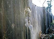弾痕が残る航空廠のコンクリート塀の写真