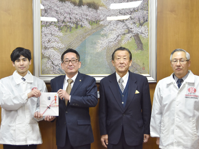 目録を手にする市長と組合長らの写真
