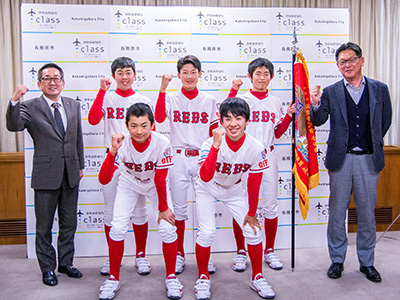 優勝報告を受けた浅野市長とメンバーの写真