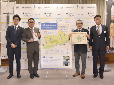 目録を手に記念撮影する市長と支店長ら