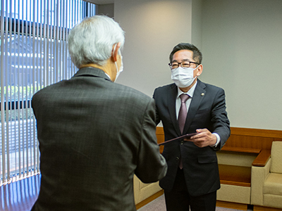 当選証書を受け取る浅野市長の写真