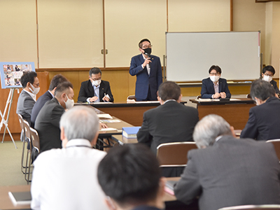 職員に訓示する浅野市長の写真