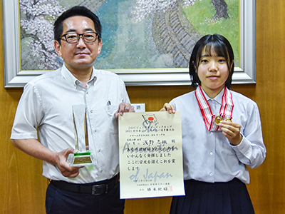 志織さんと市長の記念写真