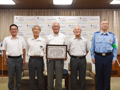 感謝状を持つ浅野会長らの写真