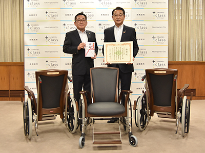 ホイールチェアを受け取った浅野市長の写真