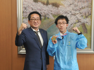 全国大会への出場報告を受けた浅野市長らの写真