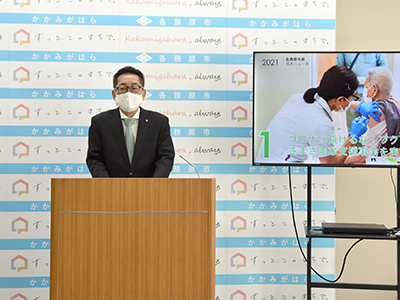 市政10大ニュースを発表する浅野市長の写真