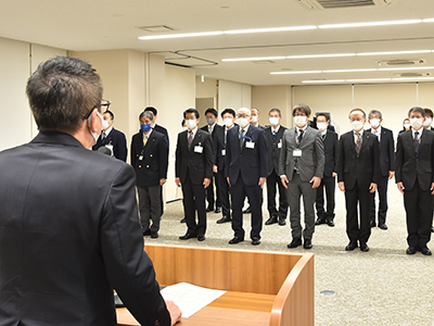 仕事始め式で訓示する市長の写真
