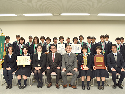 ホッケー部が集合している写真