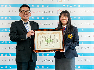 症状を持つ田邉さんと浅野市長の写真