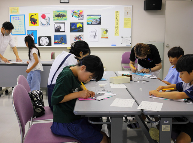 夏休み子ども講座「子ども切り絵工作」の写真