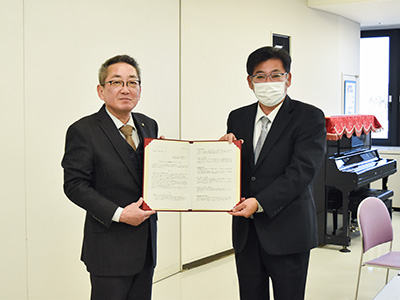 浅野市長と答申を持っている写真