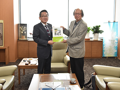 調査報告書を持つ富樫理事長と浅野市長
