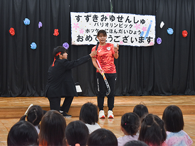 鈴木美結選手がホッケーの説明をしている写真