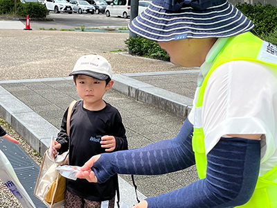交通安全啓発活動の写真