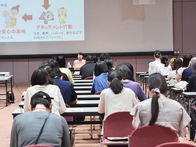講演を行う竸朗子さん