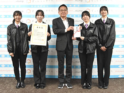 各務原高校の全国大会出場メンバーと浅野市長の記念写真