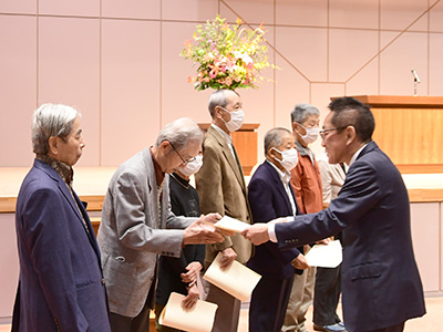 表彰状を受け取る被表彰者ら