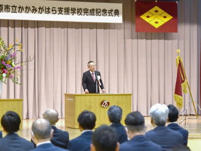 あいさつをする浅野市長