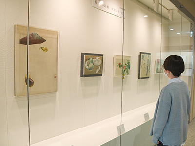 市役所2階「アートウィンドウ」に展示された作品を鑑賞する来庁者