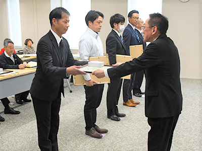 浅野市長から表彰状と記念品を受け取る功労者