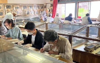 冊子の情報を記す参加者たち