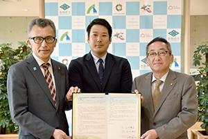 連携協定を結ぶ浅野市長ら